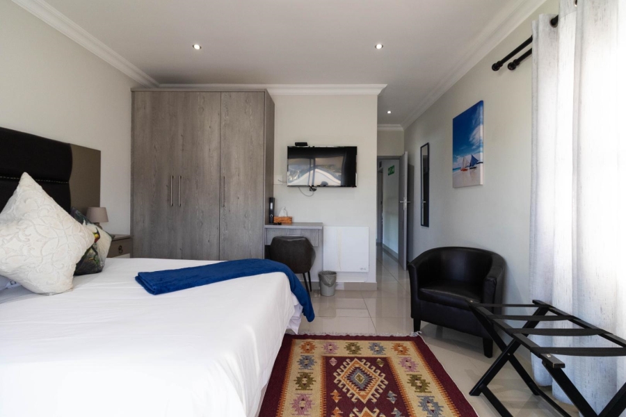 7 Bedroom Property for Sale in Sandbaai Western Cape